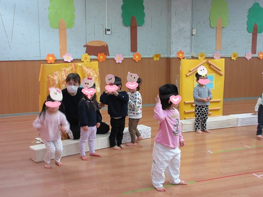 ブタのお面をかぶり劇ごっこを楽しむ2歳児