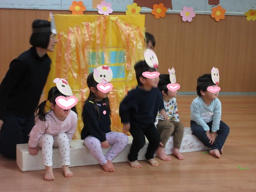 ブタのお面をかぶり劇ごっこを楽しむ2歳児