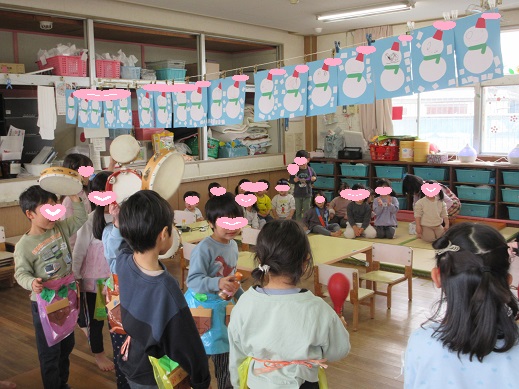 すみれ組のちんドン屋さんを喜ぶこどもたち