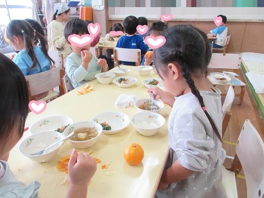 芋汁を食べるもも組