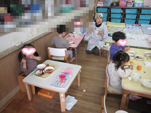 芋汁を食べるもも組