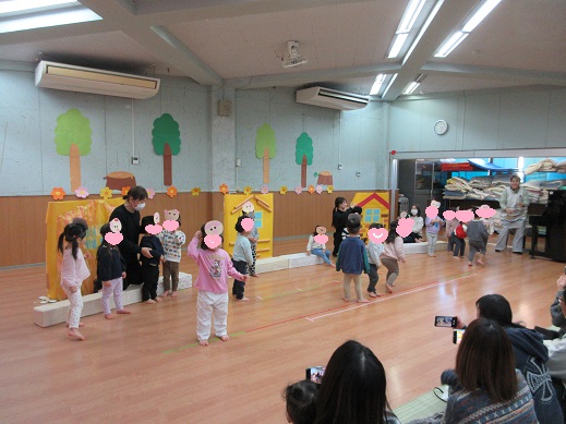 3びきのこぶたの劇ごっこを楽しむ2歳児