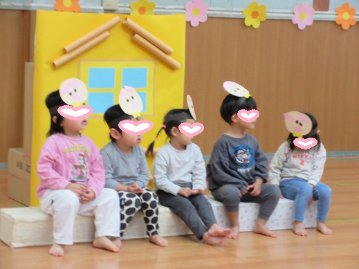 ブタのお面をかぶり劇ごっこを楽しむ2歳児