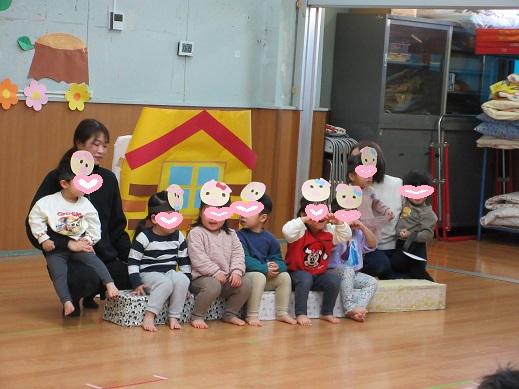 ブタのお面をかぶり劇ごっこを楽しむ2歳児