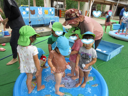 シャワープールで遊ぶ子どもたち