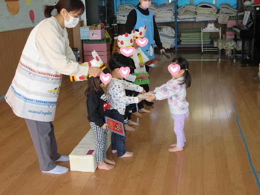 もも組の誕生者が友だちからプレゼントをもらう場面