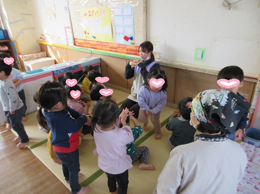 手洗いの手遊びを楽しむもも組の子どもたち