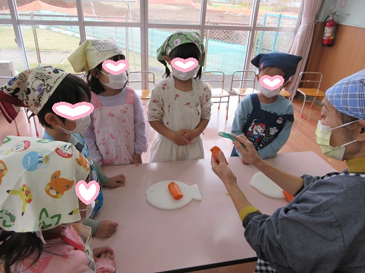 ピーラーの使い方を教えてもらう、さくら組