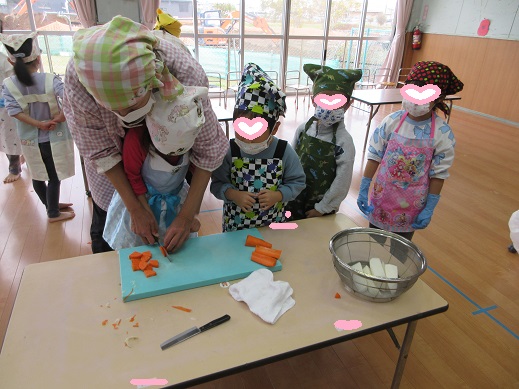 包丁で人参を切るすみれ組