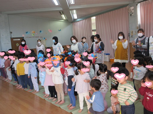 オニのパンツの歌に合わせて踊る子どもたち