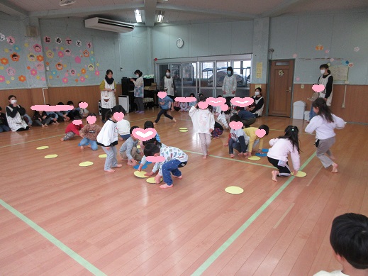 ゆり組さくら組すみれ組混合チームで大型オセロゲーム対決