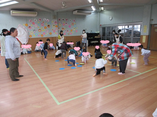 ゆり組さくら組すみれ組混合チームで大型オセロゲーム