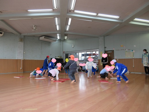 1年生と混合チームで大型オセロゲームを楽しむ様子