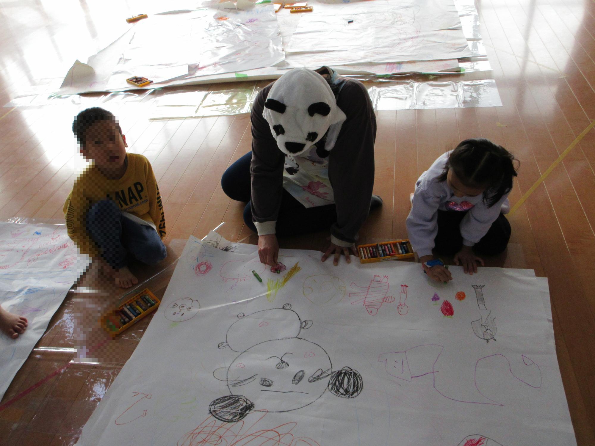 パンダに変装した先生がパンダを描いていました。