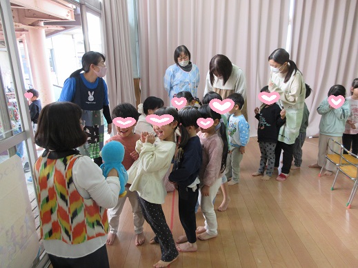 パペットと握手して喜ぶ子どもたち