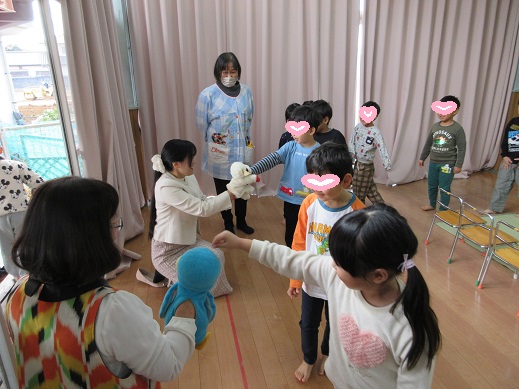 パペットと握手する子どもたち