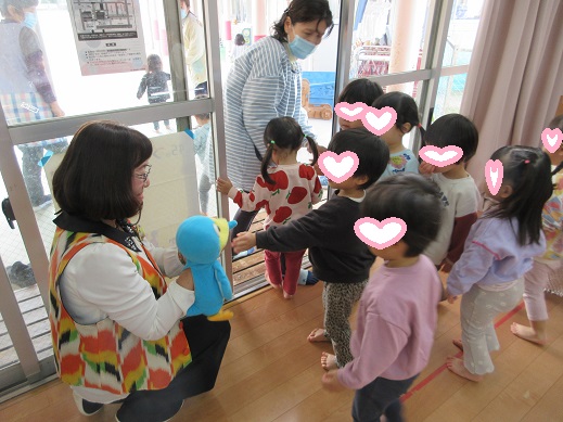 腹話術のパペットと握手する子どもたち