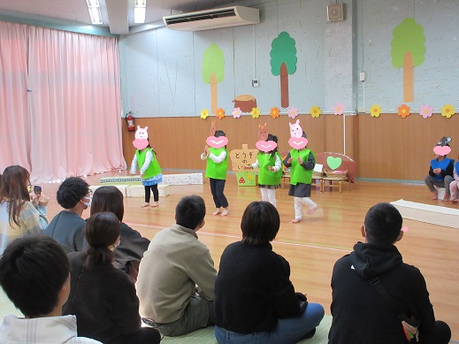 リスのお面を被り歌に合わせ踊る3歳児