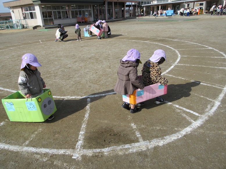 みんなで車に乗っています。