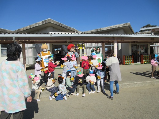 オニと記念写真を撮る様子