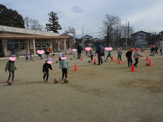サッカーボールをドリブルして、三角コーンに当てる様子