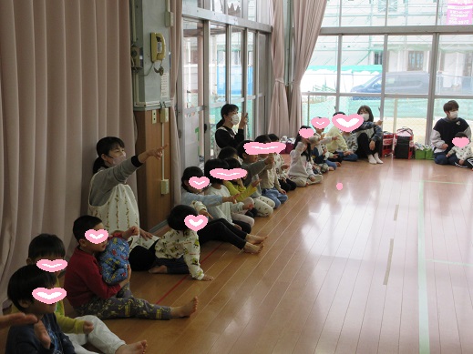 『バスにのって』の歌に合わせ体を動かす様子