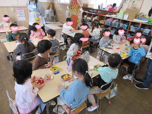 お弁当を食べる子どもたち