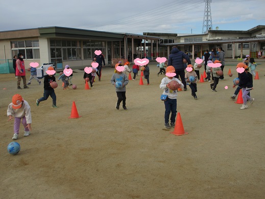 サッカーボールを持ち三角コーンに当てる様子