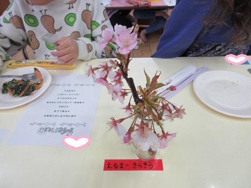テーブルにお花を飾りレストラン気分を味わいました。
