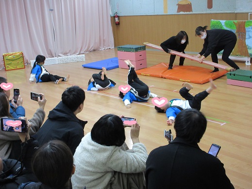 劇ごっこで、リズム遊びの糸車を楽しむさくら組