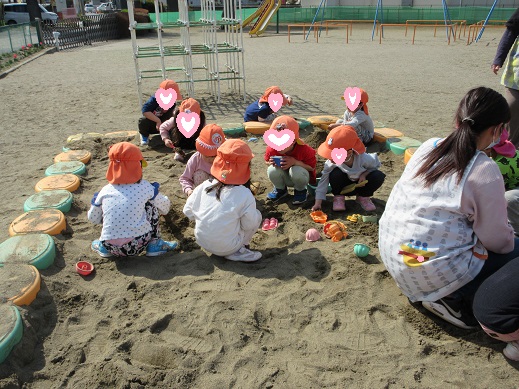 じっくりと砂遊びを楽しむ4歳児さくら組のこどもたち