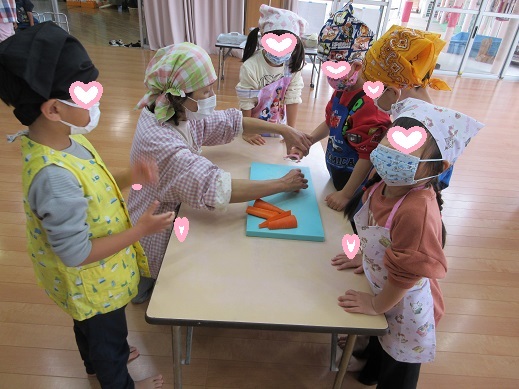 初めて持つピーラーに緊張するさくら組