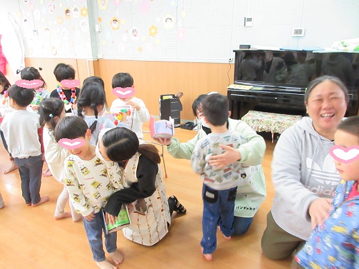 プレゼント交換するすみれ組とさくら組ゆり組