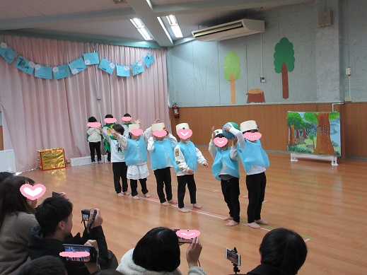 劇ごっこでボール渡しを楽しむさくら組
