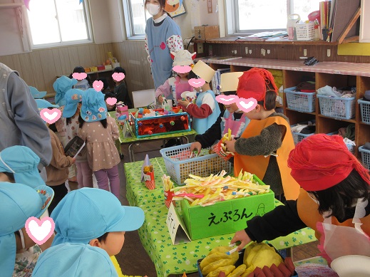 妖怪カフェで売り買いを楽しむ子どもたち