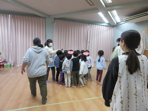 すみれ組の子どもたちが円陣を組む様子