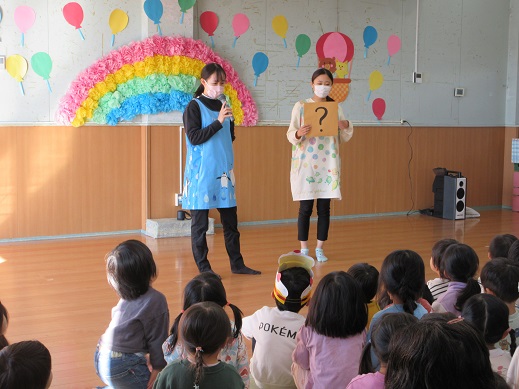 野菜クイズを楽しむ場面