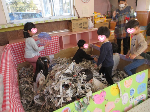 新聞プールで遊ぶ子どもたち