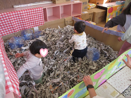 新聞プールを楽しむ0歳児