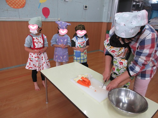 包丁で大根を切るすみれ組