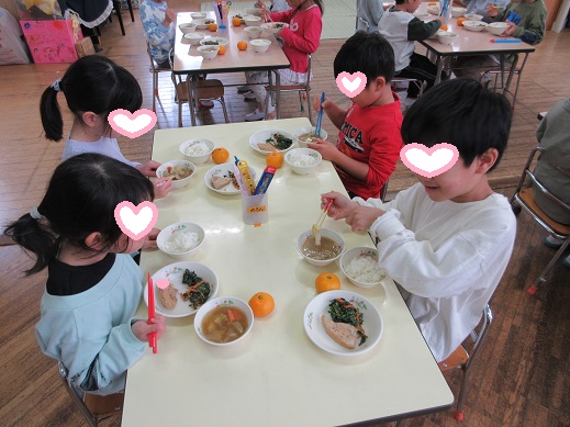 切った食材を確認しながら芋汁を食べるすみれ組