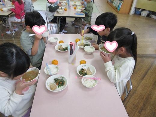 芋汁を味わって食べるすみれ組
