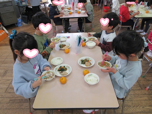 切った食材を確認しながら食べるすみれ組