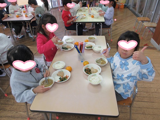 芋汁のおいしさにGoodサインを出すすみれ組