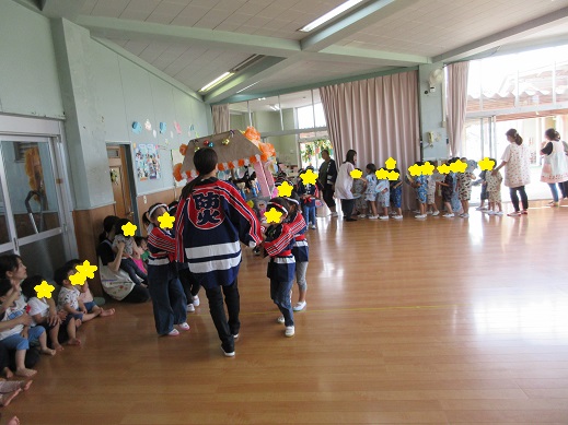 保育所をイメージしたお神輿を練り歩くすみれ組