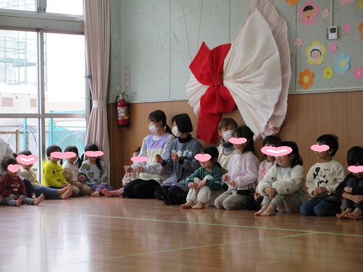 『バスにのって』の歌に合わせ体を動かす様子