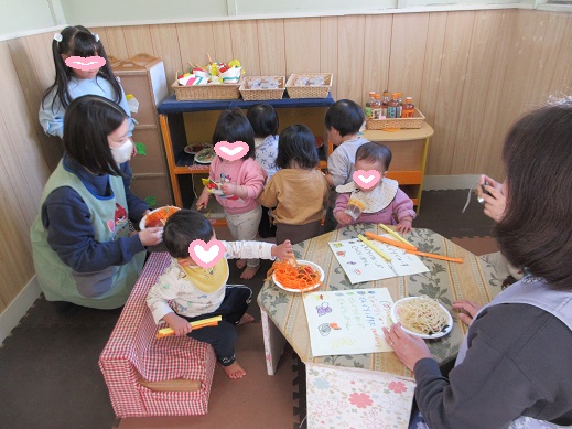 どんぐりカフェでどんぐりプリンやスパゲティーなどを食べ真似するちゅうりっぷ組