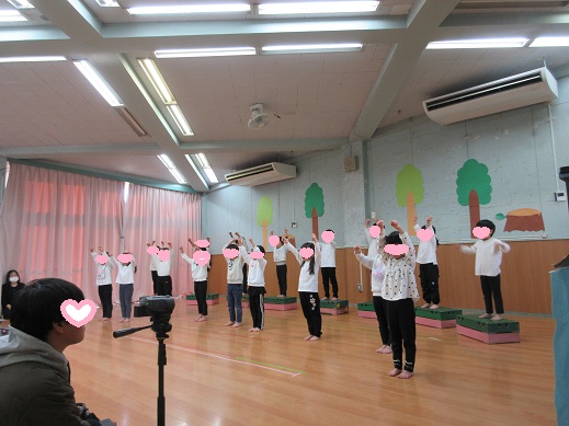 手話歌を歌うすみれ組