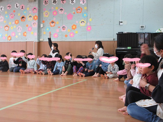 『バスにのって』の歌に合わせ体を動かす様子