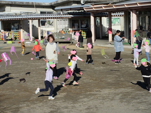 凧あげを楽しむ子どもたち